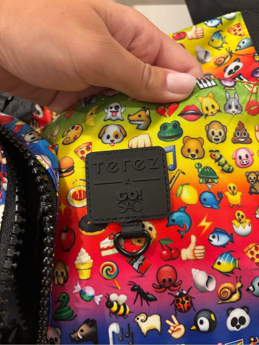 Terez x Go! SAC Emoji Rainbow Duffel Bag & Pouch Lightweight Packable NWOT Strap - Picture 6 of 9